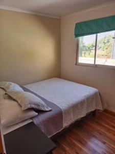 维库尼亚Refugio Guimanta的一间卧室设有一张床和一个窗口