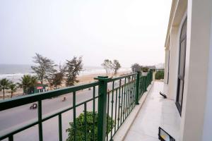 岑山Vsana Vu Son Hotel的享有海滩美景的阳台