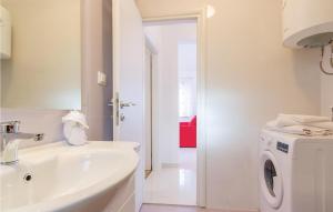 普拉Beautiful Home In Pula With 1 Bedrooms And Wifi的白色的浴室设有水槽和洗衣机。