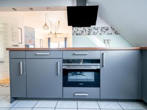 吉森Penthouse-Suite near University的厨房配有蓝色橱柜和水槽
