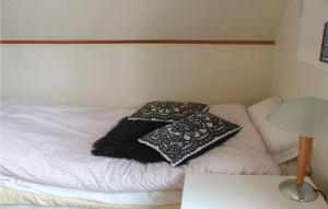 Blomsterdalen3 Bedroom Stunning Home In Blomsterdalen的一张小床,上面有两个枕头