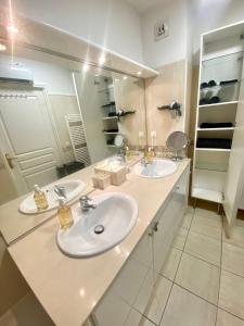 波尔多Chambres d'hôtes du Parc Bordelais的一间带两个盥洗盆和大镜子的浴室