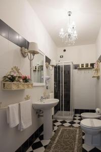 圣朱利亚诺-泰尔梅卡萨勒莱斯旅馆的一间带水槽、卫生间和镜子的浴室