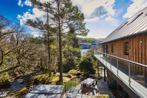 MorenishLOCH TAY HIGHLAND LODGES and GLAMPING PARK的从房子的甲板上欣赏美景