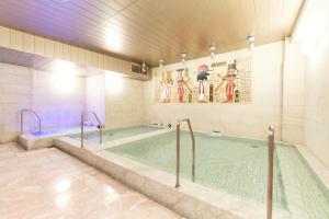 东京Sauna & Cabin Thermae-yu Nishiazabu的一座大型游泳池,