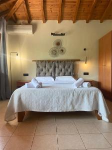 考考纳里斯Sergios的一间卧室配有一张带白色毯子的大床