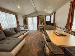 滨海克拉克顿Caravan At Highfield Grange With Decking, Sleeps 6 Ref 26446ba的客厅配有沙发和桌子