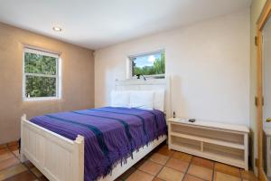 圣达菲Casa Columbia, 1 Bedroom, Near Plaza, Centrally Located, Wi-Fi, Sleeps 2的一间卧室配有一张带紫色毯子的床