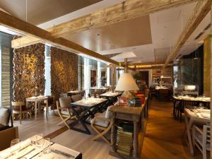 东京银座索拉里亚西铁酒店的餐厅铺有木地板,配有桌椅