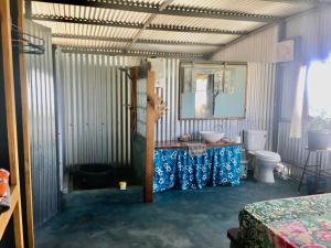 Rodrigues IslandL'Arche的客房设有带水槽和卫生间的浴室