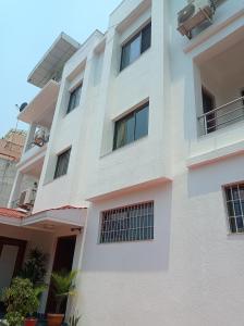 加德满都Janaki House的白色的建筑,有窗户和植物