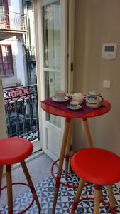 波尔图波尔图历史公寓的门前有一张红桌和两张凳子