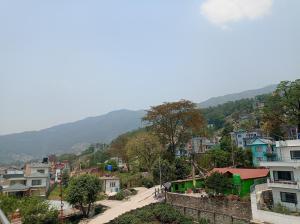 加德满都Janaki House的享有以山脉为背景的小镇美景。