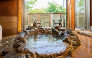 南阿苏村别邸苏庵传统日式旅馆的岩石间里的水池