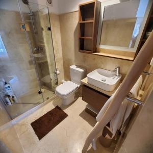 马拉喀什Marrakesh Pearl Gardens Amazing 2 Bedrooms apartment的浴室配有卫生间、盥洗盆和淋浴。