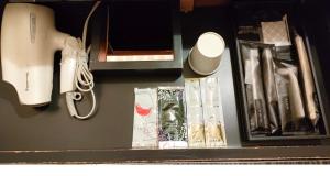 横滨HOTEL ROY(Adult Only)的一张带任天堂Wii控制器和其他项目的桌子