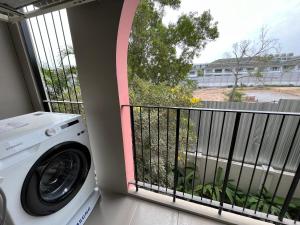 华欣Lahabana Hua Hin by Condo Ex Center的阳台前的洗衣机,带窗户