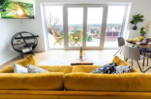 圣马丁Haus Sebald的客厅配有黄色的沙发和桌子
