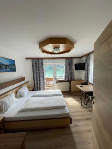 滨湖采尔Hotel-Garni Seestrand的一间卧室设有一张大床和一个窗户。