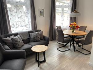 巴特尚道Apartmenthaus Zentral Bad Schandau的客厅配有沙发和桌子
