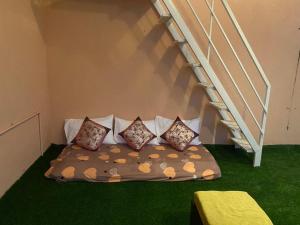 班加罗尔Art House- Air conditioned luxury service Apartments的楼梯下床,带四个枕头