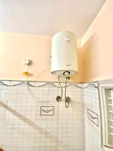 班加罗尔Art House- Air conditioned luxury service Apartments的墙上有白色灯的浴室