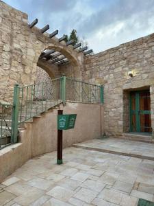 TufailahTafileh-Sila'a Heritage Village的石头建筑,有楼梯和门
