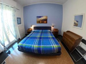 阿尔比索拉马里纳Apartment Gentile a 200 metri dal mare的一间卧室,卧室内配有一张大床