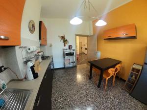 阿尔比索拉马里纳Apartment Gentile a 200 metri dal mare的一间带桌子的厨房和一间餐厅