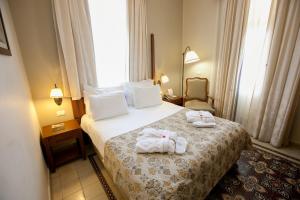 海法克罗尼酒店的酒店客房,配有带毛巾的床