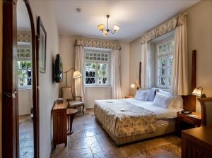 海法克罗尼酒店的一间卧室设有一张床和两个窗户。