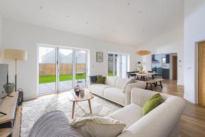 廷塔杰尔The Hideaway, Modern 3 bed in Tintagel, Cornwall的客厅配有沙发和桌子