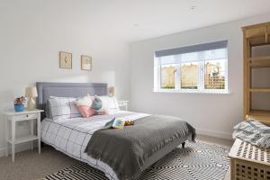 廷塔杰尔The Hideaway, Modern 3 bed in Tintagel, Cornwall的卧室配有一张床,卧室内有一个人躺在床上