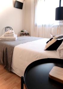 埃普拉特约布里加Barcelona PR Guesthouse的一间卧室配有一张带黑白毯子的床