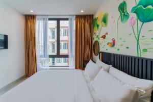 芽庄Q Boutique Hotel的卧室设有一张白色大床和一扇窗户。