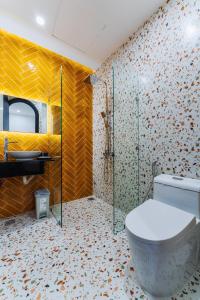 芽庄Q Boutique Hotel的一间带卫生间和淋浴的浴室