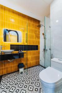 芽庄Q Boutique Hotel的浴室配有卫生间、盥洗盆和淋浴。