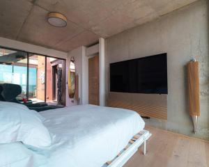 卡诺海滩Villa Ananda 5 étoiles de rêves的一间卧室配有一张大床和一台平面电视