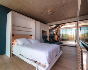 卡诺海滩Villa Ananda 5 étoiles de rêves的一间带大床的卧室和一个阳台