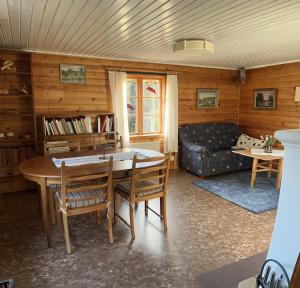 维默比Runeholm的客厅配有桌子和沙发