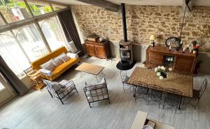 蒙特Mas de l'Estiou的享有空中美景,设有带壁炉的客厅。
