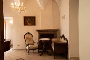 埃尼亚珀斯特宾馆的客厅配有两把椅子和壁炉