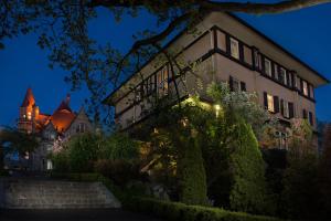维多利亚克雷格米尔酒店的一座晚上亮着灯的建筑