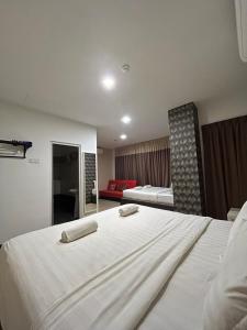 瓜拉丁加奴Ada Hotel & Apartment的卧室配有一张白色大床