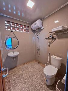 CampakaDe Pointé Resort & Resto的一间带卫生间和水槽的浴室