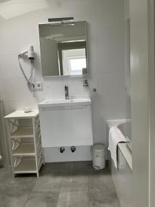 弗罗伊登施塔特City Flat gegenüber Kurhaus, Zentrum Freudenstadt的白色的浴室设有水槽和镜子