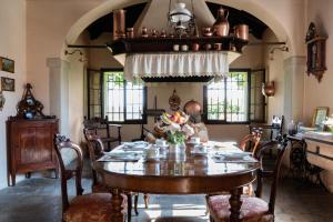 法拉-迪索利戈Fiori&vigne di Cecilia Marcon的一间带桌椅的用餐室