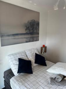 滨海卡瓦莱尔« Le Andrea »的一间卧室配有白色床和蓝色枕头