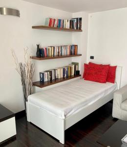 巴里Top House Murat con idromassaggio的客房内的白色床和红色枕头