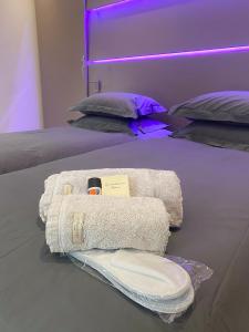 马莱莫尔chambre d'hôte sur le golf de pont royal的一张带两张床铺和毛巾的床